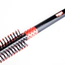 Uppercut Deluxe Quiff Roller kefe – quiff formázáshoz, gömb végű sörték, ergonomikus nyél Uppercut Deluxe Quiff Roller kefe – quiff formázáshoz, gömb végű sörték, ergonomikus nyél